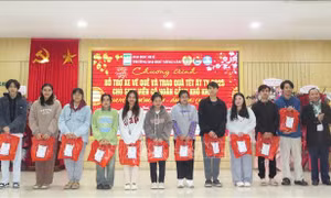 Hỗ trợ gia đình chính sách, hộ nghèo, cận nghèo và sinh viên vui Xuân đón Tết