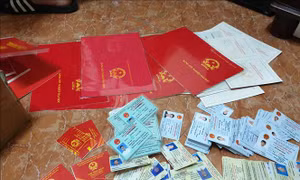 Thủ đoạn tinh vi của đường dây sản xuất giấy tờ giả quy mô lớn vừa bị triệt phá