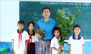  Thầy giáo 30 năm gắn bó '3 cùng' với học sinh dân tộc Chứt