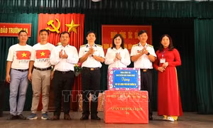 Nhiều phần quà ý nghĩa dành tặng quân và dân Trường Sa
