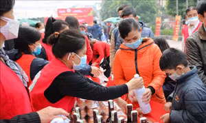 Hà Nội tặng quà Tết, sẻ chia khó khăn với người có hoàn cảnh khó khăn