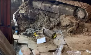 Sập công trình đường ống thoát nước khiến hai công nhân thương vong