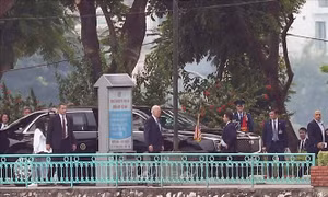 Tổng thống Joe Biden đặt vòng hoa tại phù điêu John McCain bên hồ Trúc Bạch