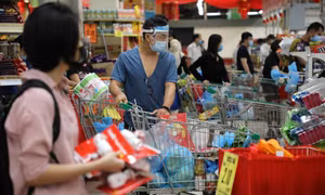 Chính phủ Malaysia hỗ trợ các gia đình thu nhập thấp chật vật vì lạm phát