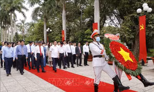 Chủ tịch Quốc hội dâng hương tưởng niệm Chủ tịch Hồ Chí Minh và các Anh hùng liệt sĩ