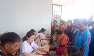 Khám, phát thuốc, tặng quà Tết cho hơn 1.000 lượt người dân vùng biên giới