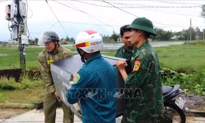 Bộ đội Biên phòng giúp người dân vùng trũng, thấp chằng chống, di chuyển tài sản