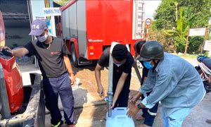 Chia sẻ khó khăn với người dân bị ảnh hưởng hạn, mặn 