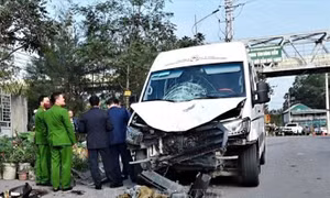 Xe khách va chạm xe máy tại Cẩm Phả khiến 2 người tử vong