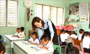Cô giáo trẻ 'ươm mầm' tri thức trên non cao