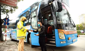 Hà Nội: Ra quân xử lý xe ô tô dừng, đỗ gây cản trở giao thông
