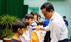 Phó Thủ tướng Trần Lưu Quang thăm, tặng quà cho thiếu nhi có hoàn cảnh đặc biệt