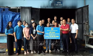 Trao kinh phí hỗ trợ người lao động bị ảnh hưởng do hỏa hoạn