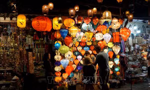 Nghề làm đèn lồng truyền thống Hội An rộn ràng vụ Tết