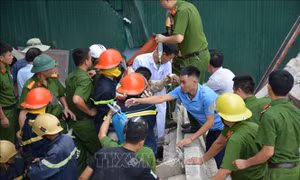 Căn nhà cũ bất ngờ đổ sập khi đang tháo dỡ, một người bị thương nặng