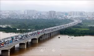 Giao thông Hà Nội nhiều điểm ngập sâu, cầu Vĩnh Tuy ùn ứ