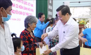 Phó Thủ tướng Lê Minh Khái tặng quà công nhân, người dân có hoàn cảnh khó khăn tại Long An