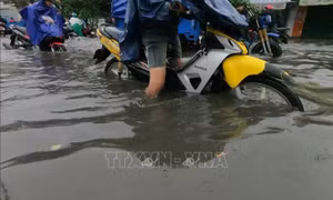 Mưa lớn gây ngập nặng nhiều tuyến đường ở thành phố Sóc Trăng
