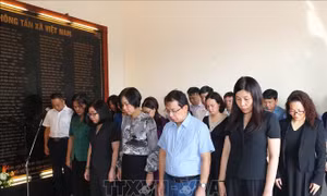 Thông tấn xã Việt Nam dâng hương tưởng niệm các nhà báo liệt sĩ