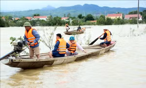 Quảng Trị: Hỗ trợ phương tiện, nhu yếu phẩm cho người dân vùng bị cô lập do mưa lũ