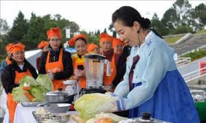 Du khách hào hứng làm kim chi, nghe K-pop