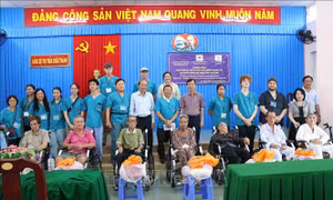 Trao tặng xe lăn cho người khuyết tật, bệnh nhân nghèo tỉnh Trà Vinh