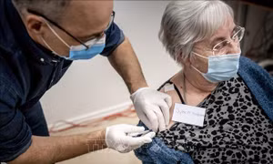 Đan Mạch tiêm vaccine của AstraZeneca và Johnson & Johnson cho những người tình nguyện