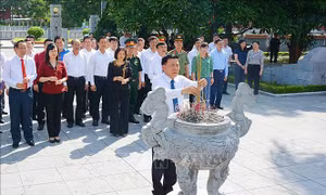 Dâng hương tưởng niệm 108 năm Ngày sinh Tổng Bí thư Nguyễn Văn Cừ