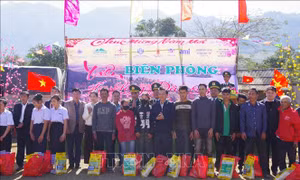 Mang Xuân an vui đến các gia đình chính sách, đồng bào dân tộc thiểu số, vùng biên giới