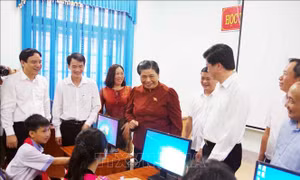 Phó Chủ tịch Quốc hội Tòng Thị Phóng thăm và tặng quà giáo viên, học sinh ở Con Cuông