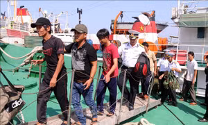 Quảng Ngãi: Đưa 13 ngư dân bị nạn trên biển về bờ an toàn