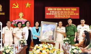 Phó Chủ tịch nước thăm, chúc mừng cán bộ, chiến sỹ Công an tỉnh Yên Bái