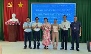 Bàn giao 'sổ đỏ' cho người dân nhiều năm chờ đợi