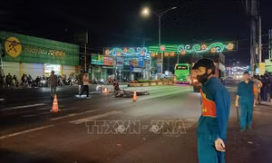 Tông xe máy vào xe khách giường nằm, 2 thanh niên thương vong