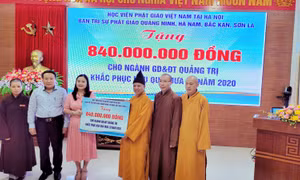 Trao 2 tỷ đồng ủng hộ đồng bào miền Trung khắc phục hậu quả bão lũ