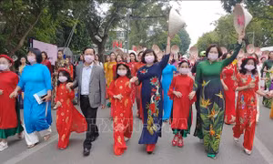 Tôn vinh tà áo dài truyền thống trong 'Hương sắc Tràng An'