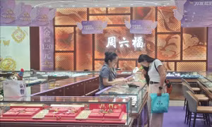 Người tiêu dùng Trung Quốc chuyển sang sử dụng vàng trọng lượng nhỏ trong bối cảnh giá cao