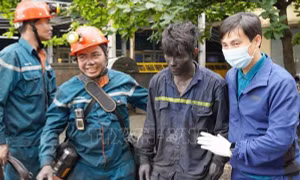 Kỳ tích cứu hộ hai thợ mỏ bị kẹt trong sự cố tụt đổ lò