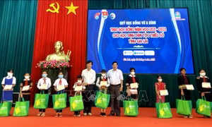 Trao học bổng Vừ A Dính cho học sinh dân tộc thiểu số hoàn cảnh khó khăn