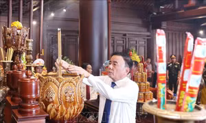 Thường trực Ban Bí thư dâng hương, tưởng niệm các anh hùng, liệt sĩ tại tỉnh Điện Biên
