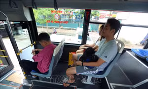 Lượng hành khách đi xe buýt ở Hà Nội tăng