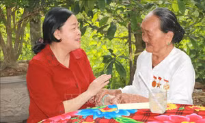 Đồng chí Bùi Thị Minh Hoài thăm Mẹ Việt Nam Anh hùng tại Vĩnh Long