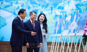Hai Thủ tướng Việt Nam - Lào tham quan trưng bày ảnh về quan hệ hợp tác giữa hai nước