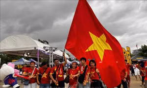 CĐV Việt Nam đến sân Rajamangala tiếp lửa cho các 'chiến binh sao vàng'