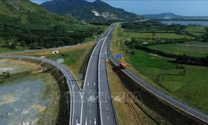 Bộ Xây dựng làm rõ chênh lệch giá thu phí giữa đường bộ quốc lộ và đường cao tốc