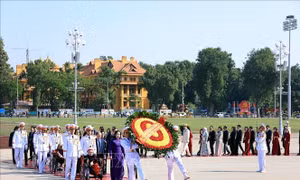 Đoàn đại biểu dự Đại hội Thi đua yêu nước toàn quốc lần thứ XI vào Lăng viếng Chủ tịch Hồ Chí Minh