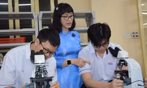 Tận tâm ươm mầm tài năng Sinh học