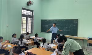 Cha và con thầy giáo cùng hành trình 'gieo chữ' nơi vùng cao Trà Bồng