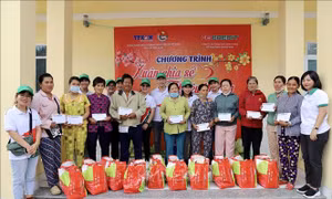 Trao yêu thương, gửi Tết đến người khó khăn tại TP Hồ Chí Minh