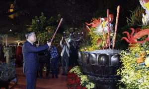 Tổng Bí thư Tô Lâm dâng hương tại tượng đài Vua Lý Thái Tổ